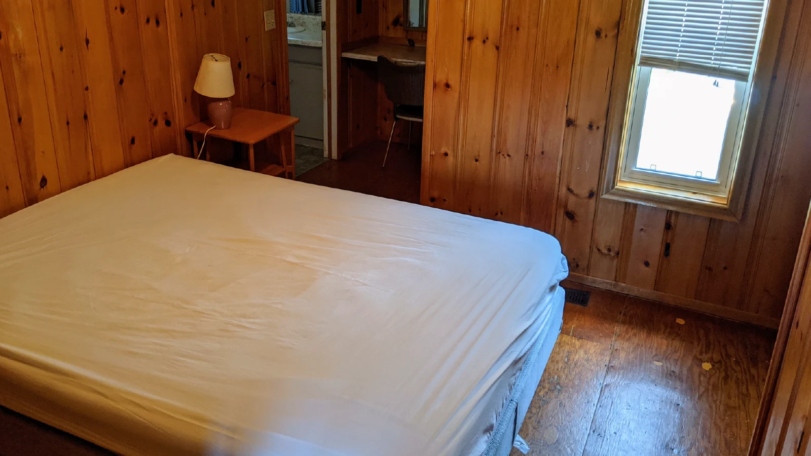 Cottage 10 Main bedrrom queen size bed